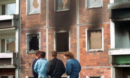 Wer Gewalt sät – von Brandstiftern und Biedermännern
