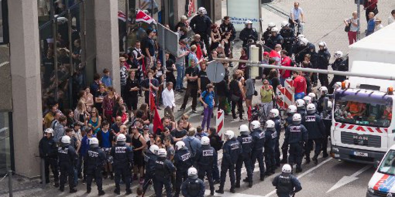 Proteste gegen Propaganda-Tour der NPD in Stuttgart