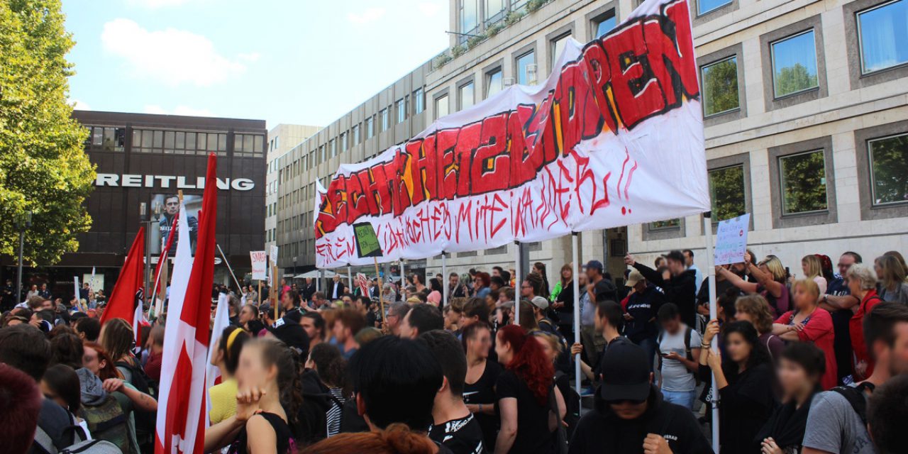 Protest gegen „Demo für Alle“ Bus in Stuttgart