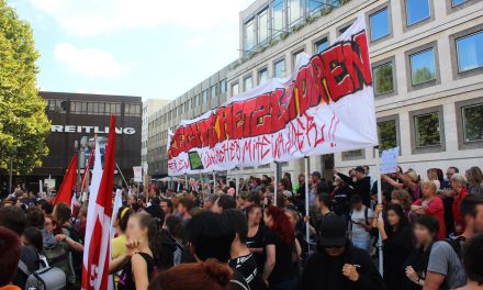 Protest gegen „Demo für Alle“ Bus in Stuttgart