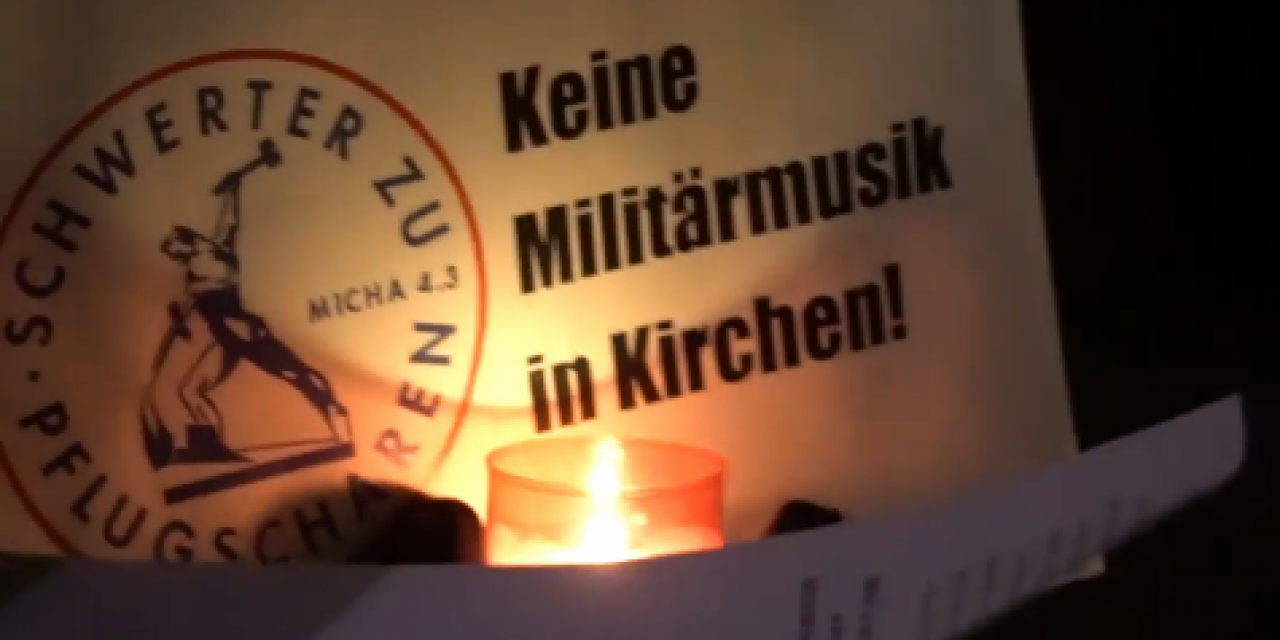 Video von Protestaktion gegen Militärkonzert in der Leonhardskirche