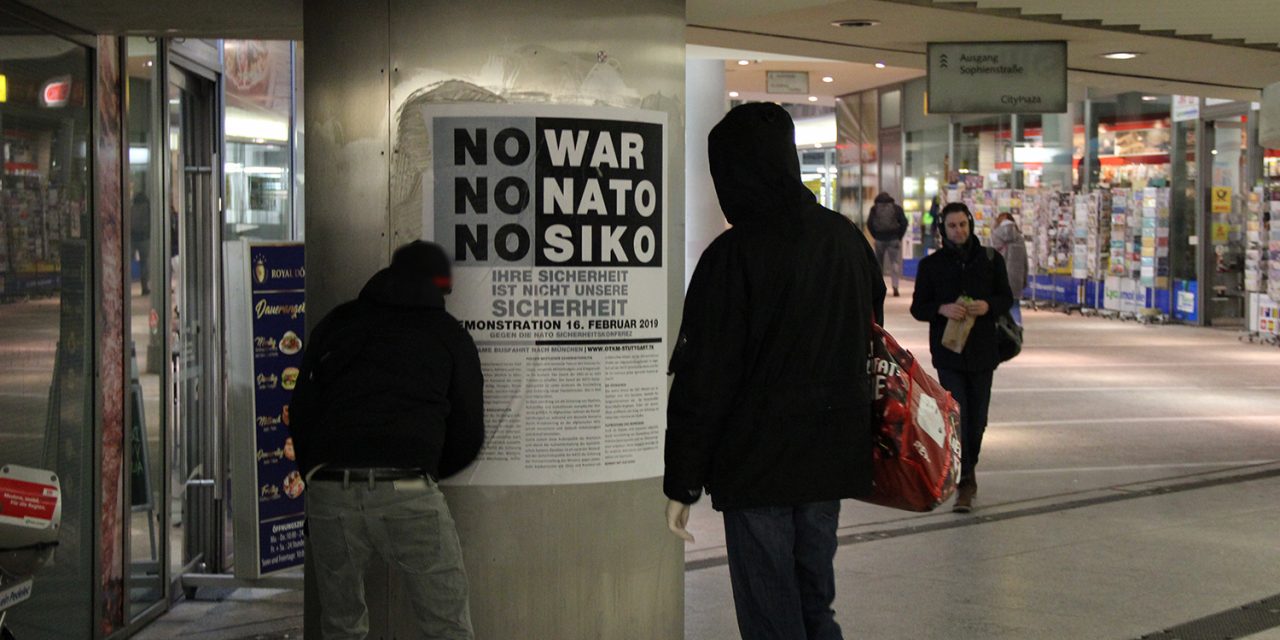 Plakataktion in Stuttgart gegen die NATO Sicherheitskonferenz in München