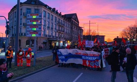Proteste gegen Nazi Fackelmahnwache