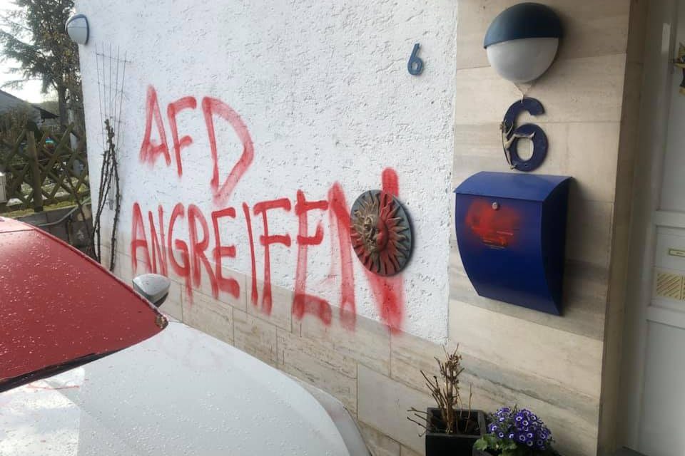 Scheibenbruch und Farbe bei AfDlerin