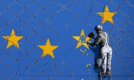 Die EU? Kein Friedensprojekt! Straßen-Flashmob auf der Demo am 19. Mai