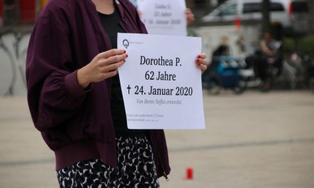 Flashmob: Es heißt Femizid!