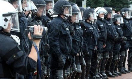 Text: Was kommt vor dem Aufstand? Die Bekämpfung. Innere Militarisierung im Kapitalismus