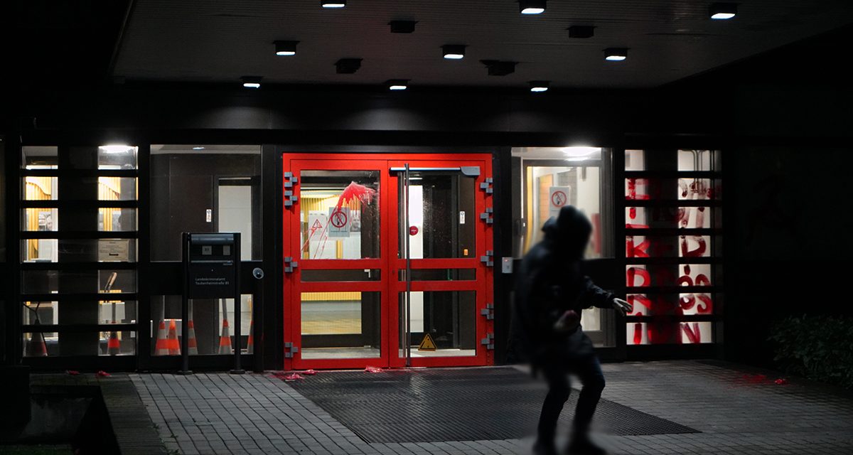 Farbe für das Landeskriminalamt BW – Solidarität mit den Verurteilten und dem Untergetauchten von dem Krawallnachtsverfahren!