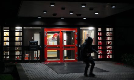 Farbe für das Landeskriminalamt BW – Solidarität mit den Verurteilten und dem Untergetauchten von dem Krawallnachtsverfahren!